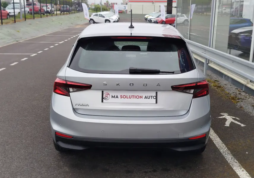 Vue arrière d'une Skoda Fabia gris argent métallisé 2023 avec feux arrière LED et logo ŠKODA bien visible.