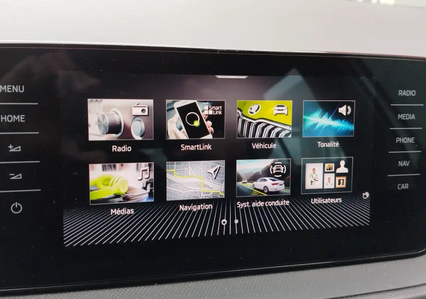 Écran tactile central de la Skoda Fabia 2023 affichant les menus Radio, SmartLink, Véhicule, Navigation et aide à la conduite.