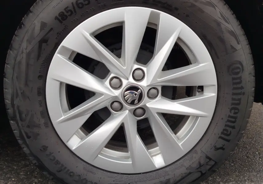 Gros plan sur la jante argentée à 10 branches d'une roue Continental d'une Skoda Fabia gris argent métallisé.