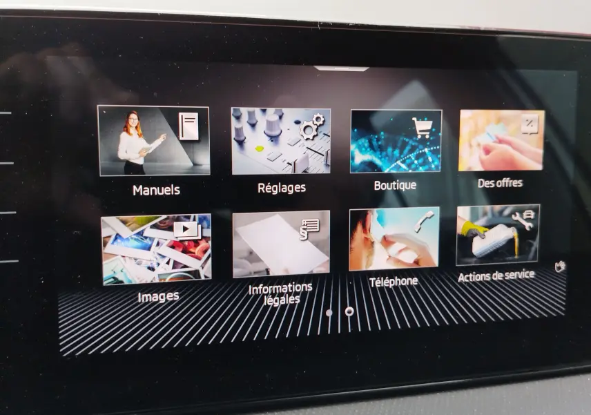 Écran tactile intérieur de la Skoda Fabia 2023 montrant le menu principal avec icônes colorées sur fond noir.