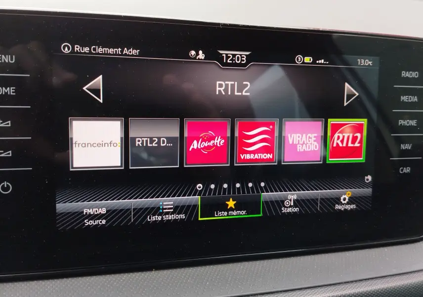 Écran tactile central de la Skoda Fabia 2023 affichant les stations radio numériques avec interface moderne et claire.