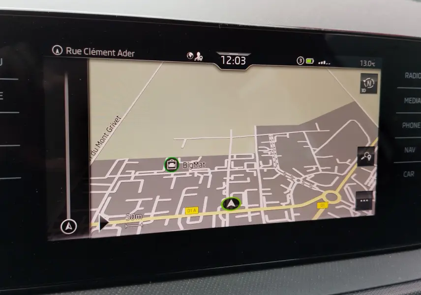 Écran de navigation intérieur de Skoda Fabia 2023 affichant une carte avec itinéraire, vue frontale du tableau de bord.