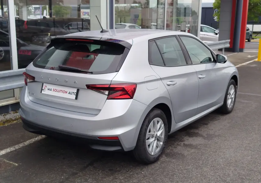 Vue 3/4 arrière droite d'une Skoda Fabia gris argent métallisé, avec feux arrière LED et jantes alliage 15 pouces.