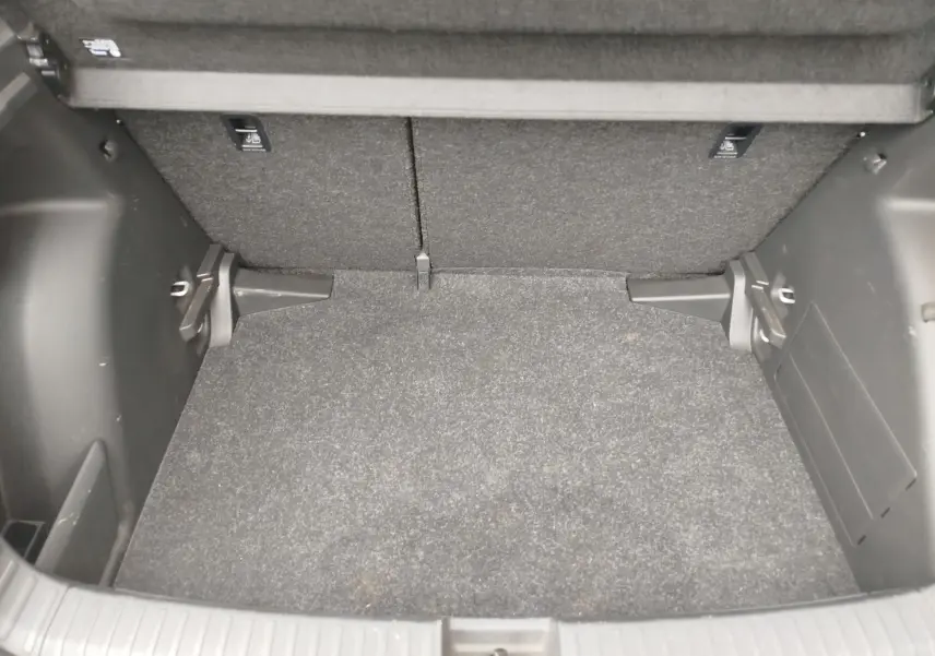 Vue intérieure du coffre spacieux et propre de la Skoda Fabia 1.0 MPI 80ch Ambition gris argent métallisé, année 2023.