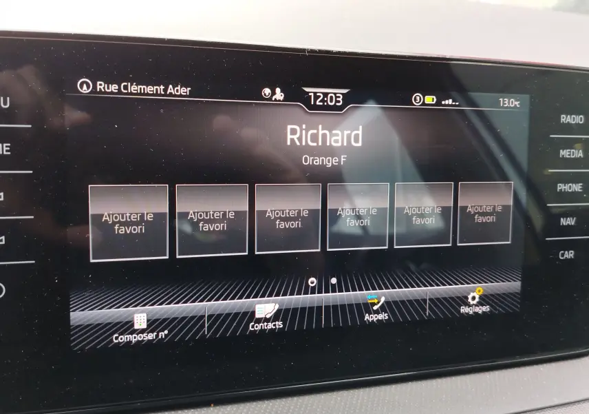 Écran tactile central de la Skoda Fabia 2023 affichant le menu appels avec fond noir et options en blanc.