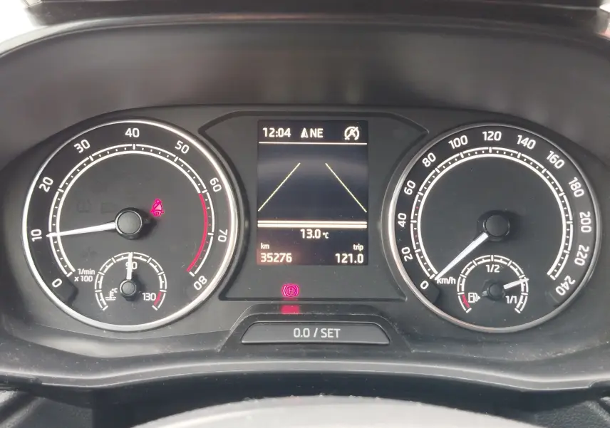 Vue rapprochée du tableau de bord de la Skoda Fabia 2023, affichage digital et compteurs analogiques en noir.