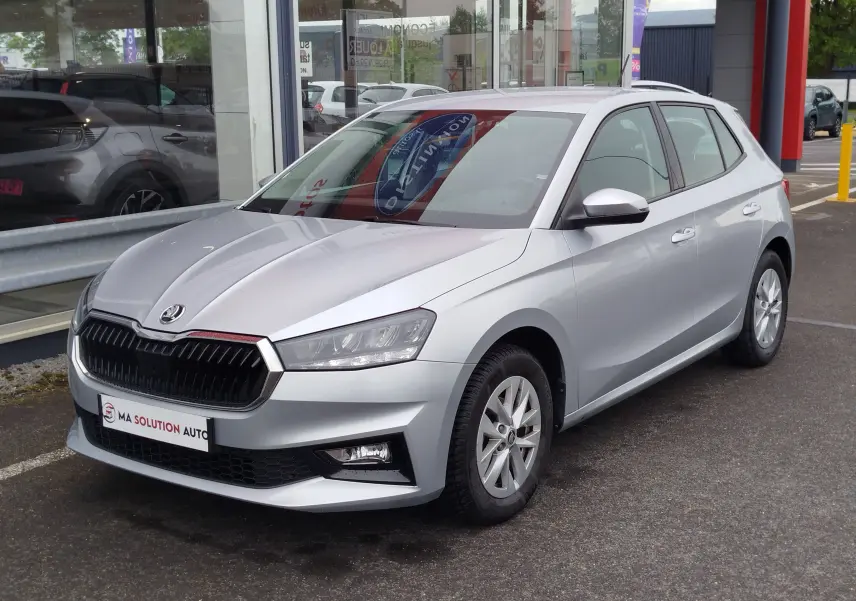 Vue 3/4 avant d'une Skoda Fabia 1.0 MPI 80ch Ambition gris argent métallisé, avec calandre noire et jantes alliage.