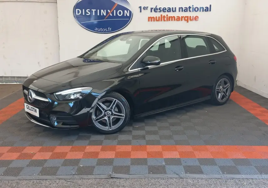 Vue 3/4 avant droite d'une Mercedes Classe A Berline A 200 AMG Line noire, avec jantes alliage et phares LED.