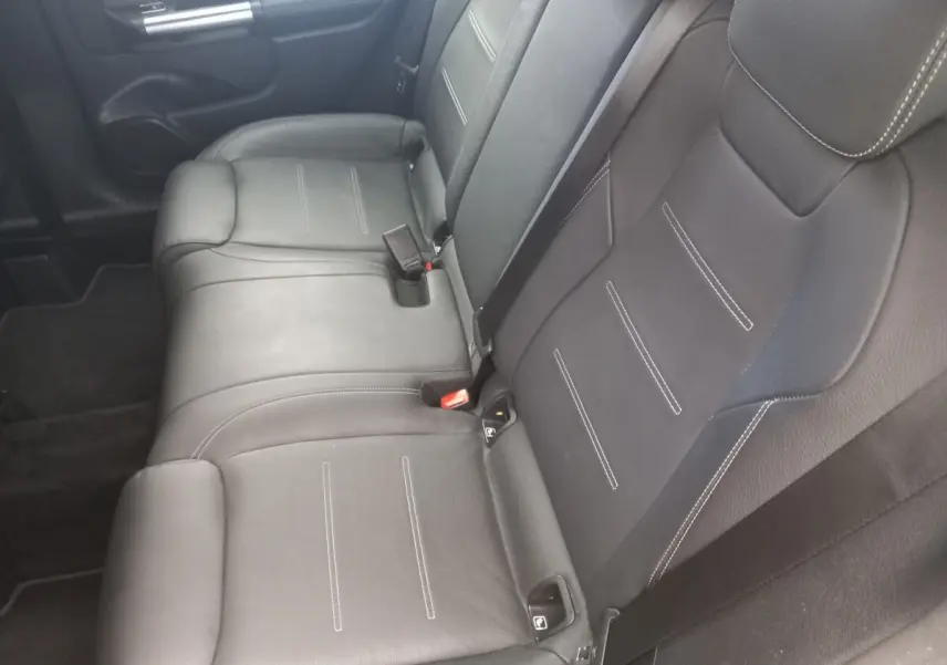 Vue intérieure sur la banquette arrière en cuir noir avec surpiqûres blanches de la Mercedes Classe A Berline AMG Line 2021.
