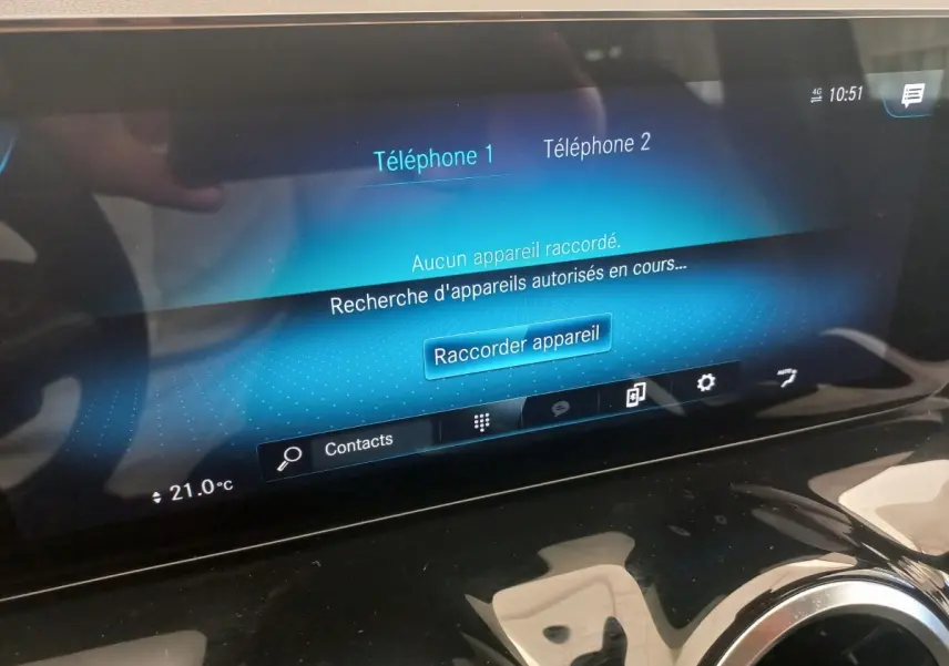 Écran tactile central affichant la connexion Bluetooth dans l’habitacle d’une Mercedes Classe A Berline noire.