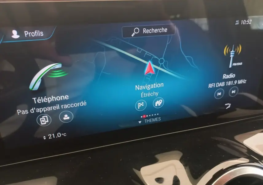 Écran tactile central de navigation et multimédia de la Mercedes Classe A 200 AMG Line, affichage clair et moderne.