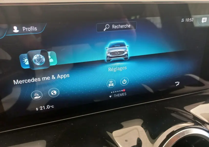 Écran tactile du système multimédia Mercedes affichant le menu Réglages avec icône voiture vue de face.
