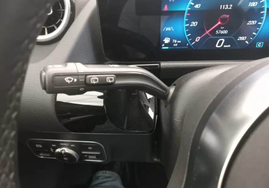 Détail intérieur côté gauche du volant d’une Mercedes Classe A 200 AMG Line 2021, avec commandes et tableau de bord numérique.