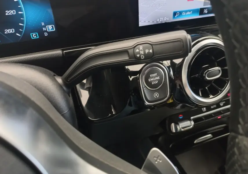 Gros plan sur la commande de boîte automatique et bouton Start/Stop du tableau de bord noir de la Mercedes Classe A AMG Line.