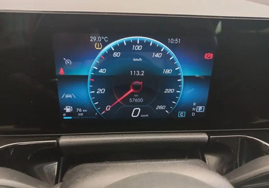 Affichage numérique du tableau de bord de la Mercedes Classe A 200 AMG Line, vitesse et alertes visibles.