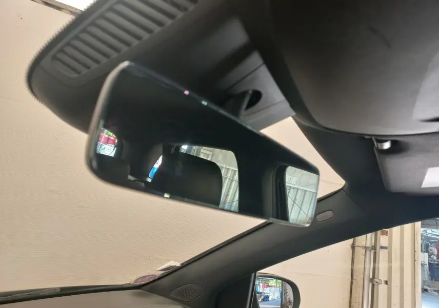 Vue intérieure du rétroviseur central et du rétroviseur latéral gauche d’une Mercedes Classe A berline noire.