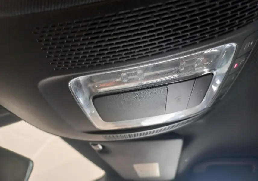 Plafonnier intérieur noir avec éclairage et commandes, vue en légère contre-plongée dans une Mercedes Classe A Berline.