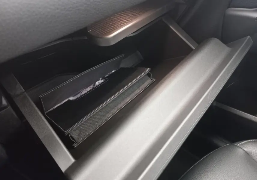 Vue rapprochée de la boîte à gants ouverte de la Mercedes Classe A A 200 AMG Line 2021 avec un étui noir à l'intérieur.