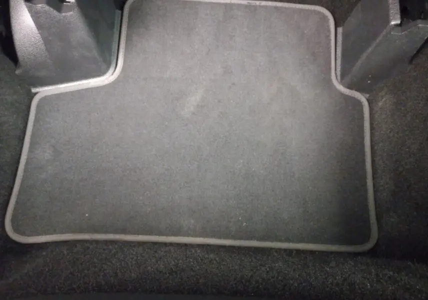 Tapis de sol noir côté conducteur de la Mercedes Classe A Berline A 200 AMG Line 2021, vue rapprochée intérieure.