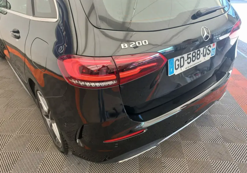 Vue arrière côté gauche d'une Mercedes Classe A noire avec feux arrière LED et plaque d'immatriculation française.