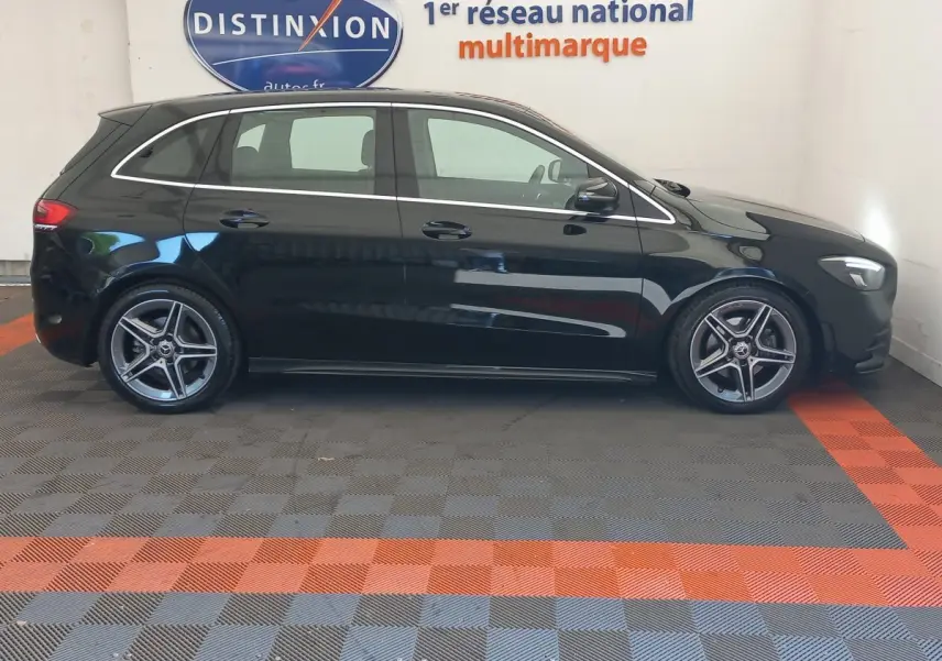 Mercedes Classe A Berline A 200 AMG Line noire vue de profil côté gauche, avec jantes alliage et vitres teintées.