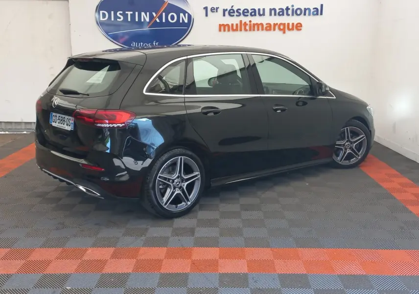 Mercedes Classe A Berline noire vue 3/4 arrière droit, jantes AMG et feux arrière LED visibles.