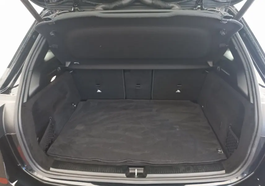 Coffre ouvert noir de la Mercedes Classe A Berline A 200 AMG Line, vue de l’arrière montrant l’espace de chargement.
