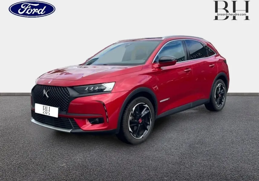 DS7 Crossback rouge Absolu vu en 3/4 avant droit, avec calandre noire et jantes noires distinctives.