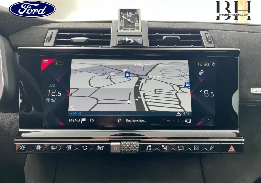 Tableau de bord du DS7 Crossback rouge, vue frontale centrée sur l'écran tactile de navigation et horloge DS.