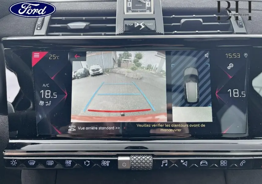 Écran tactile intérieur du DS7 Crossback rouge montrant la caméra de recul et l'affichage de la climatisation.