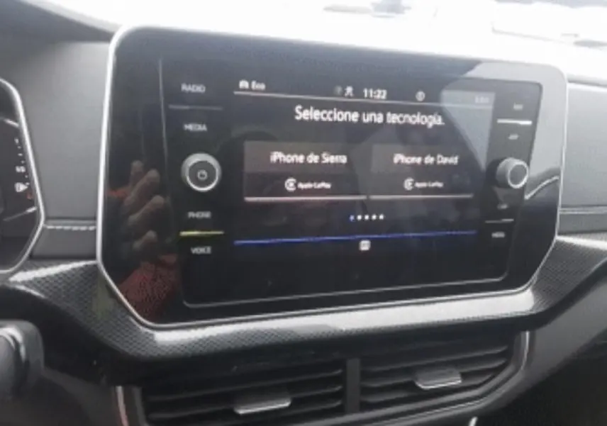 Écran tactile central de la Volkswagen T-Cross noir métal 2025, affichant la sélection de connexion Apple CarPlay.