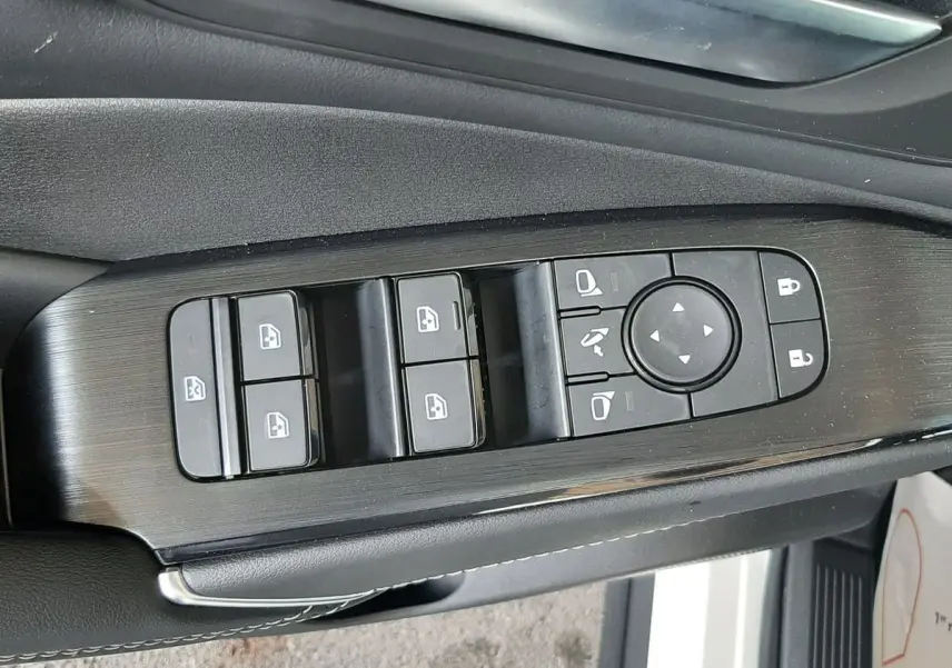 Panneau de commandes des vitres et rétroviseurs côté conducteur du Nissan Qashqai blanc lunaire 2022.