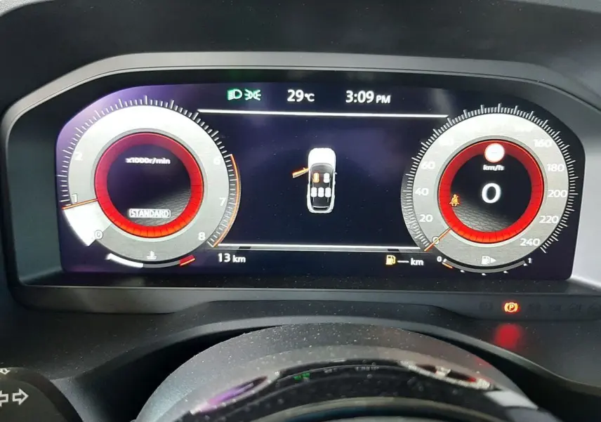 Tableau de bord numérique du Nissan Qashqai blanc lunaire 2022, affichant vitesse zéro et température 29°C.