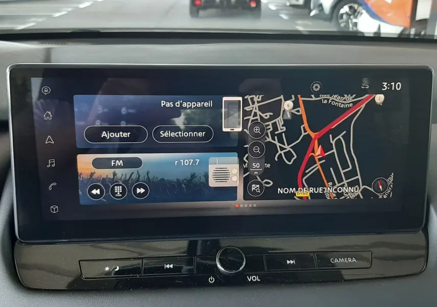Écran tactile central du Nissan Qashqai blanc lunaire 2022 montrant navigation et radio FM à l'arrêt en intérieur.