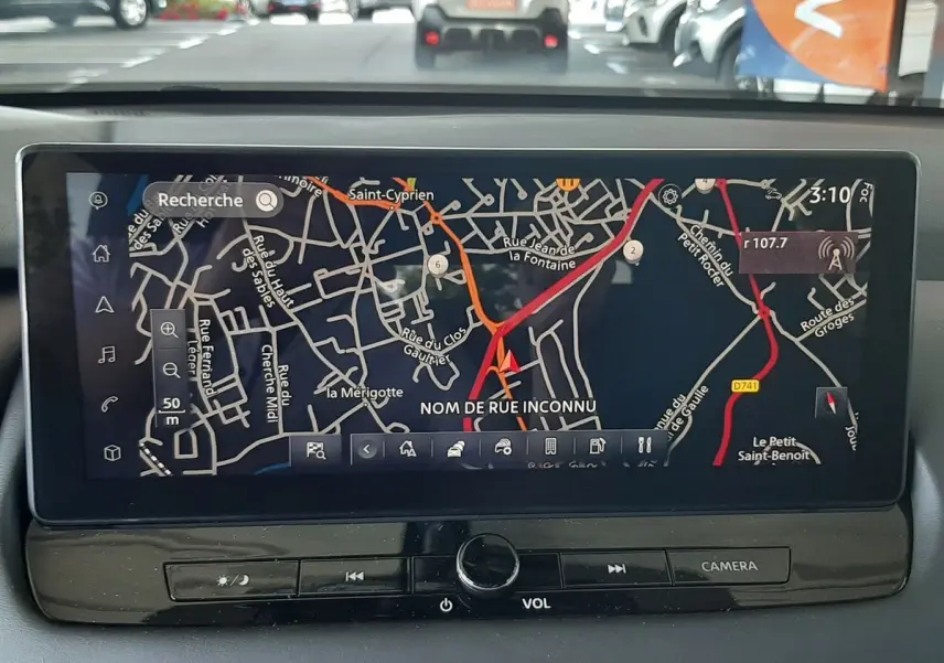 Écran tactile du système de navigation du Nissan Qashqai blanc lunaire, vue intérieure centrée sur la console.