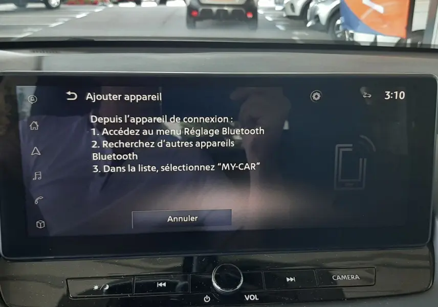 Écran central du Nissan Qashqai blanc lunaire 2022 affichant le menu de connexion Bluetooth avec commande caméra visible.