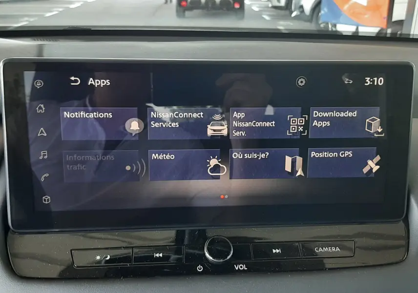 Écran tactile central du Nissan Qashqai blanc lunaire 2022 affichant les applications NissanConnect et GPS.