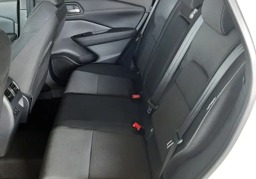 Vue intérieure côté droit des sièges arrière noirs en tissu du Nissan Qashqai blanc lunaire 2022 MILD HYBRID.