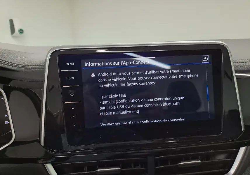 Écran tactile central du Volkswagen T-Roc Cabriolet 2022 affichant les options de connexion Android Auto.