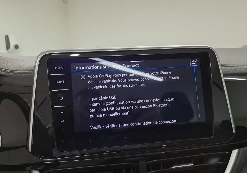 Écran tactile central du Volkswagen T-Roc Cabriolet 2022 affichant les options Apple CarPlay dans un intérieur noir.