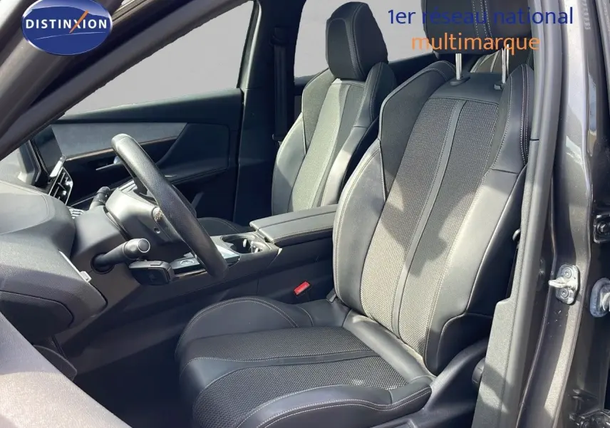 Vue intérieure côté conducteur du Peugeot 3008 gris platinium, sièges en cuir noir avec surpiqûres blanches.