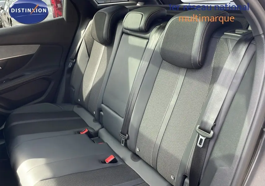 Vue intérieure des sièges arrière en cuir noir avec surpiqûres blanches d'un Peugeot 3008 gris platinium 2023.