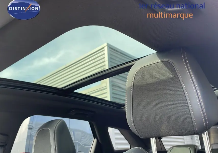 Toit panoramique ouvert montrant l'intérieur noir du Peugeot 3008 GT 2023 côté arrière droit.