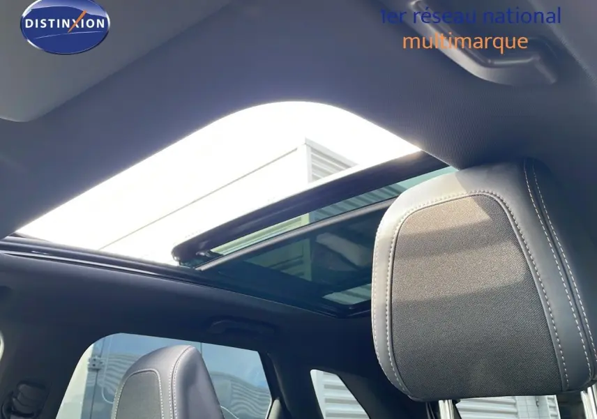 Toit panoramique ouvert vu de l'intérieur arrière droit d'un Peugeot 3008 gris platinium metal 2023.