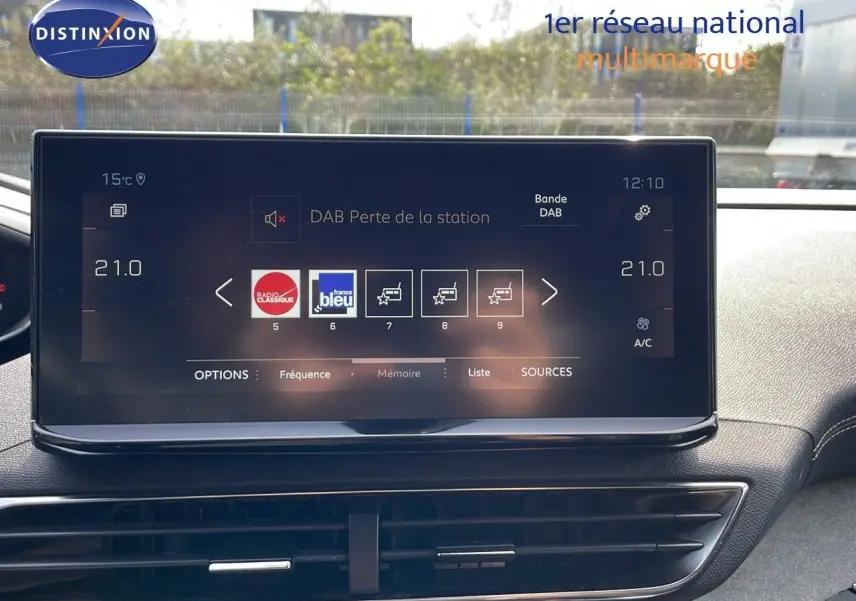 Écran tactile central du tableau de bord du Peugeot 3008 2023 affichant les options radio DAB et la climatisation à 21°C.