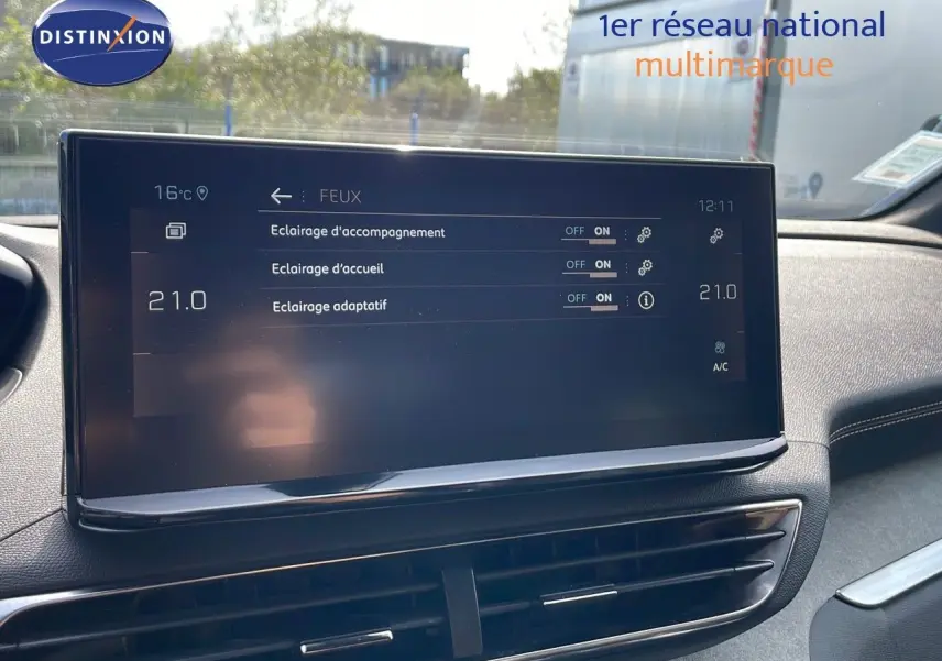 Écran tactile central du tableau de bord du Peugeot 3008 2023, affichant les réglages d'éclairage adaptatif.