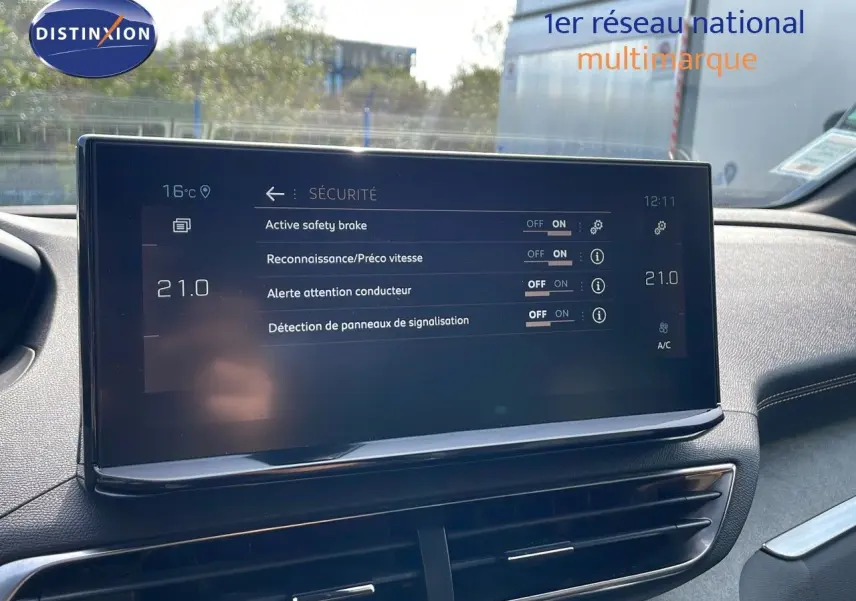 Écran tactile central du Peugeot 3008 2023 affichant les options de sécurité, dans un intérieur gris platinium.