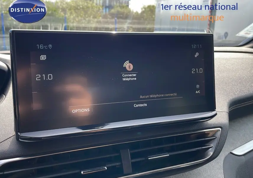 Écran tactile central du tableau de bord du Peugeot 3008 gris platinium, affichant la connexion Bluetooth et la climatisation à 21°C.