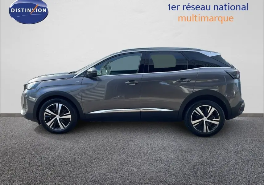 Profil droit du Peugeot 3008 1.2 PureTech 130ch GT gris platinium métal avec jantes alliage bicolores.