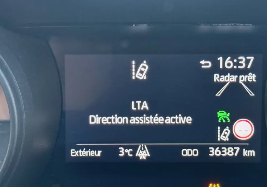 Affichage du tableau de bord de la Toyota Yaris Hybride 2021 montrant l'assistance de direction active et la température extérieure à 3°C.